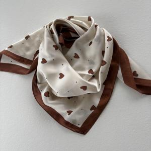 Scarves, Vit med bruna hjärtan (70x70 cm) - Three M
