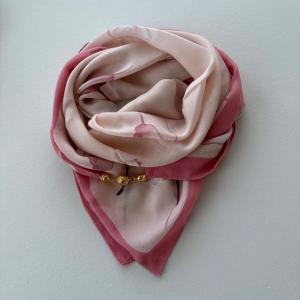 Scarves med magnetspänne, Rosa (70x70 cm) - Three M