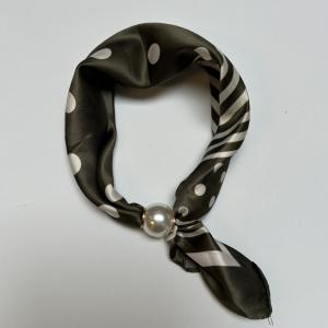 Scarves med magnetknäppe (vit pärla), Army med cremefärgade stora prickar och ränder - Three M