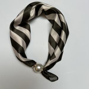 Scarves med magnetknäppe (vit pärla), Bredrandig Army / Creme - Three M