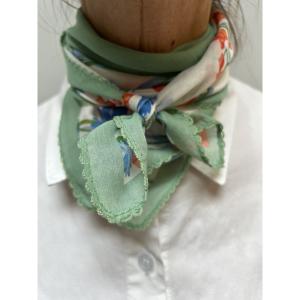 Scarves, Grön mönstrad med spetskant (70x70 cm) - Three M