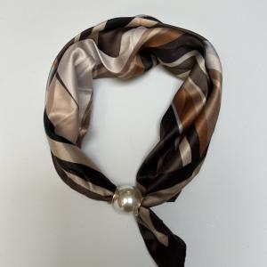Scarves med magnetknäppe (vit pärla), Breda ränder i svart, brun, sand och grått - Three M