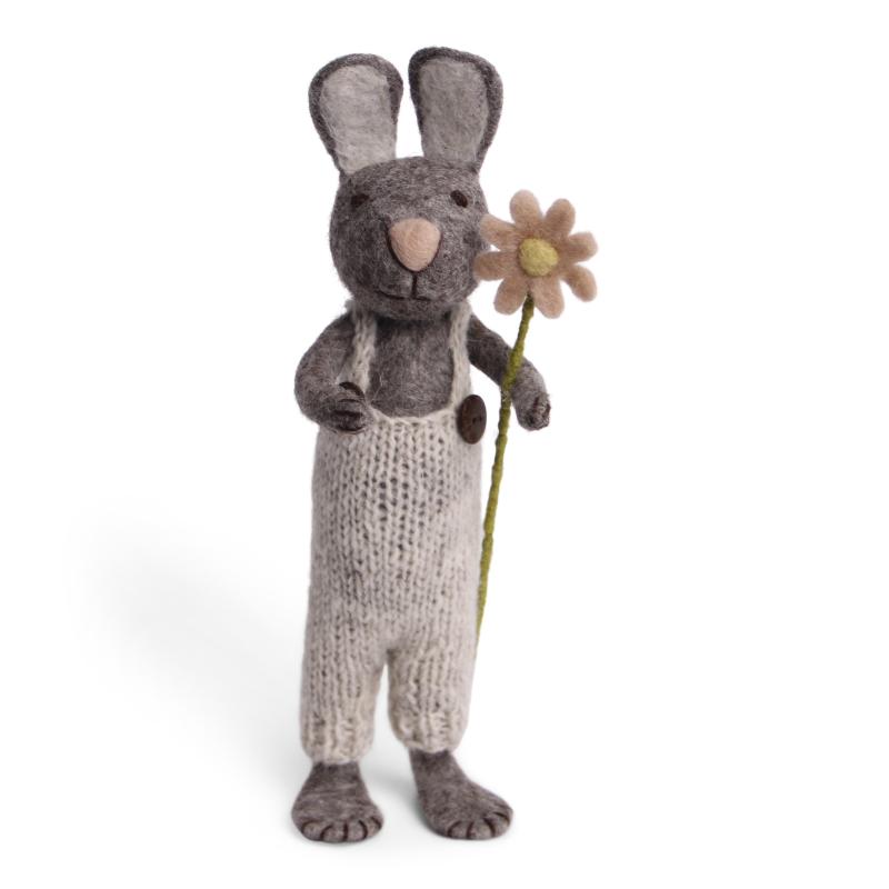 Stor grå hare med ljusa hängslebyxor och rosa blomma, 27 cm (10912) - Én Gry & Sif