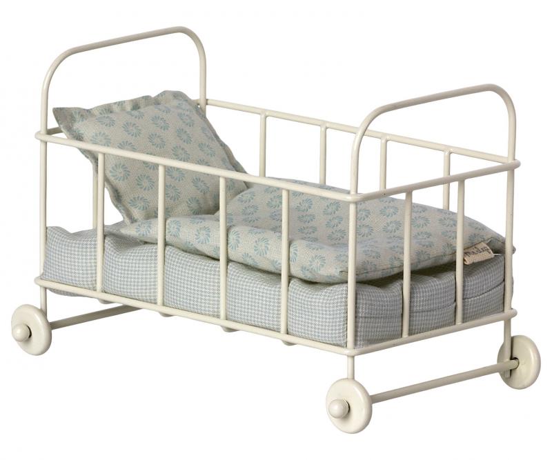 Barnsäng micro i metall, vit med blå sängkläder, Maileg