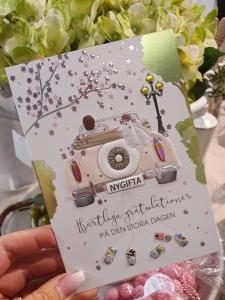 Nygifta (brudpar i bil), kort från Pictura