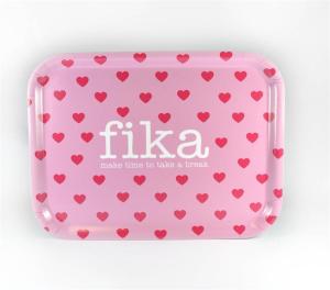 Bricka Fika, Rosa med cerise hjärtan - Mellow Design (rektangulär)