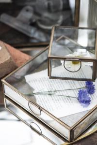 Glasbox med lock Solitaire Fyrkantig, Mässing finish - Ib Laursen