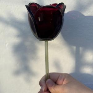 Ljusstake Tulpan, Burgundy (Höjd: 22,5 cm) - Miljögården     BERÄKNAD LEV: FEB/MARS