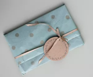 Runda gift tags, Ring of Flowers (15 st), Maileg (brun kraftpapper)