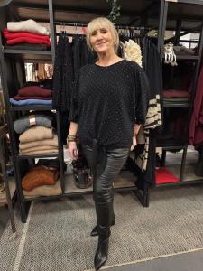 Topp, Glittrig med knyt fram, Svart Emma - Caramelle Fashion