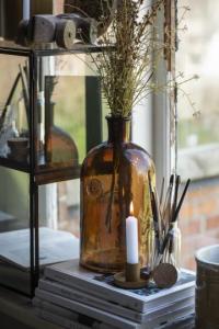 Apoteksflaska i brunt munblåst glas (23 cm) - Ib Laursen