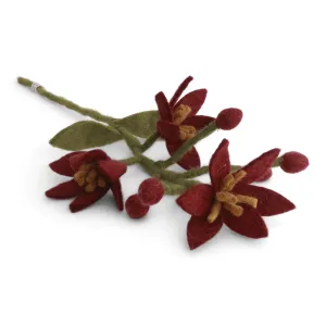 Tovade röda blommor med gul mitt samt gröna blad, 40 cm - tovad ull (17126) - Én Gry & Sif