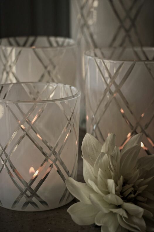 Vit majalykta i handskuret glas formgiven av Åsa Ingrosso