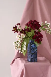 Tovade röda blommor med gul mitt samt gröna blad, 40 cm - tovad ull (17126) - Én Gry & Sif