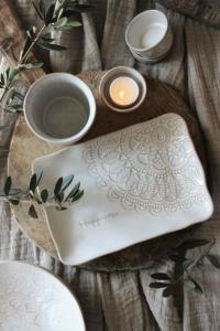 Assiett/fat Happiness vit, rektangulär - Majas Cottage