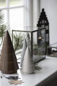 Räfflad gran i porslin, Liten 9 cm (Vit eller svart) - Ib Laursen