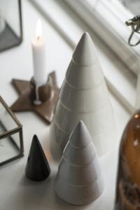 Räfflad gran i porslin, Liten 9 cm (Vit eller svart) - Ib Laursen