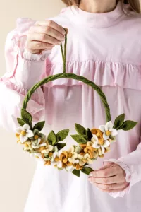 Krans med blommor i gult, vitt och grönt, Tovad Ull (19016) - Én Gry & Sif