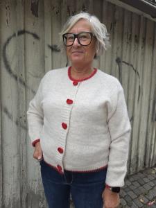 Stickad Kofta, Offwhite med röda hjärtknappar, Amanda - Chica London / Caramelle Fashion