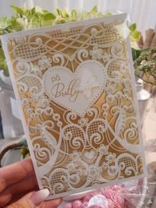 På bröllopsdagen, utstansat dubbelt kort i vitt och guld - Pictura