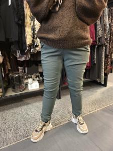 Magiskt stretchig byxa, Grön Plussize (Karin) - Soulful Fashion