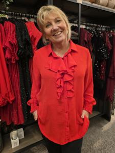 Blus med krage och volang, Röd Eva - Caramelle Fashion