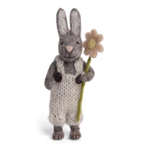 Grå hare med ljusa byxor och blomma (20912) - Én Gry & Sif       KOMMER I MARS