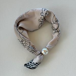 Scarves med magnetknäppe (vit pärla), Nougat / Svart (70x70 cm) - Three M