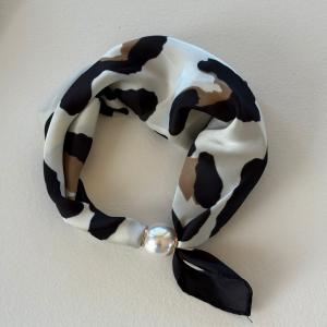 Scarves med magnetknäppe (vit pärla), Leo Svart / Creme / Brun (70x70 cm) - Three M