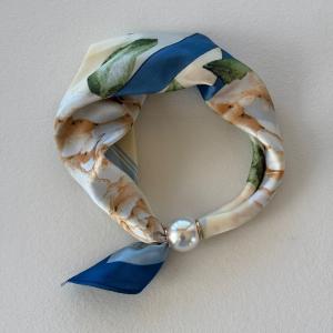 Scarves med magnetknäppe (vit pärla), Mönstrad blå / grön / creme (70x70 cm) - Three M