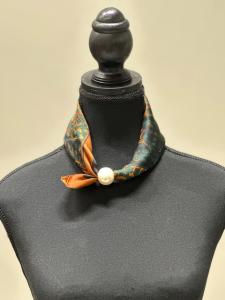 Scarves med magnetknäppe (vit pärla), Paisley Rost - Mix by Heart
