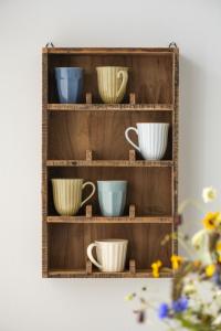 Vägghylla i trä UNIKA - Ib Laursen