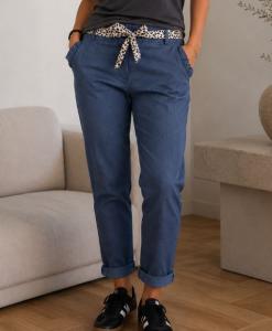 Byxa med volang på fickan, Jeans Erika - Caramelle Fashion    BERÄKNAD LEV: AUG