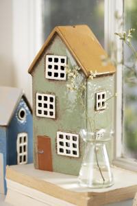 Keramikhus för värmeljus, Nyhavn, Ib Laursen (27639-81) Grönt med brun dörr