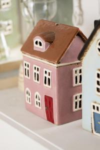 Keramikhus för värmeljus, Nyhavn, Ib Laursen (27640-07) Rosa med brunt tak