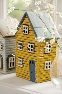 Keramikhus för värmeljus, Thorshavn, Ib Laursen (27643-03) Gult med vita fönster