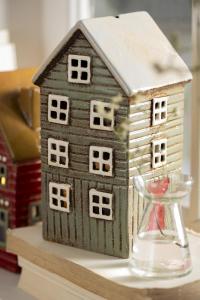 Keramikhus för värmeljus, Thorshavn, Ib Laursen (27647-81) Grönt med vita fönster