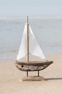 Båt med vitt segel, Nautico (på stativ) - Ib Laursen