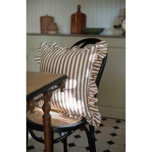 Kuddfodral med volang, Randig Cognac, Svea  45x45 cm