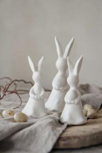 Maja, Kanin hållande ett ägg, Liten (240325) - Majas Cottage