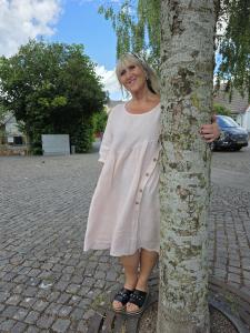 Linneklänning med träknappar, Ljusrosa Malou - Soulful Fashion