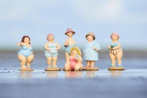 IB Laursen, Dam i badkläder - Badmössa och ljusblå och vit-randig baddräkt