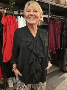 Blus med volang, Svart Carina - Caramelle Fashion