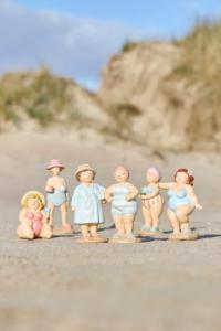 IB Laursen, Dam i badkläder - Badmössa och ljusblå och vit-randig baddräkt