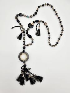 Halsband Långt, Stor ring och tofsar, Svart - Cat & Co