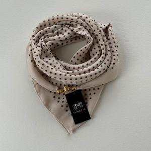 Scarves med guldfärgat magnetknäppe, Beige med bruna prickar (70x70 cm) - Three M