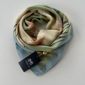 Scarves med guldfärgat magnetknäppe, Ljusblå / Ljusgrön (70x70 cm) - Three M