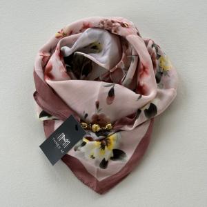 Scarves med guldfärgat magnetknäppe, Ljusrosa / Gammelrosa (70x70 cm) - Three M