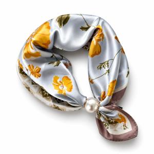 Scarves med magnetknäppe (vit pärla), Ljusblå med orange blommor (70x70 cm) - Three M