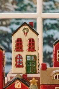 Keramikhus För Värmeljus, Creme med röda fönster (27697-01) - IB Laursen